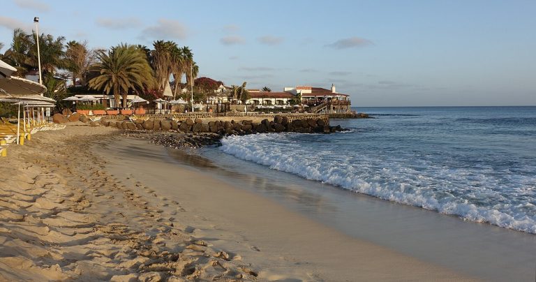 Atlantikwelle am Strand von Santa Maria auf Sal