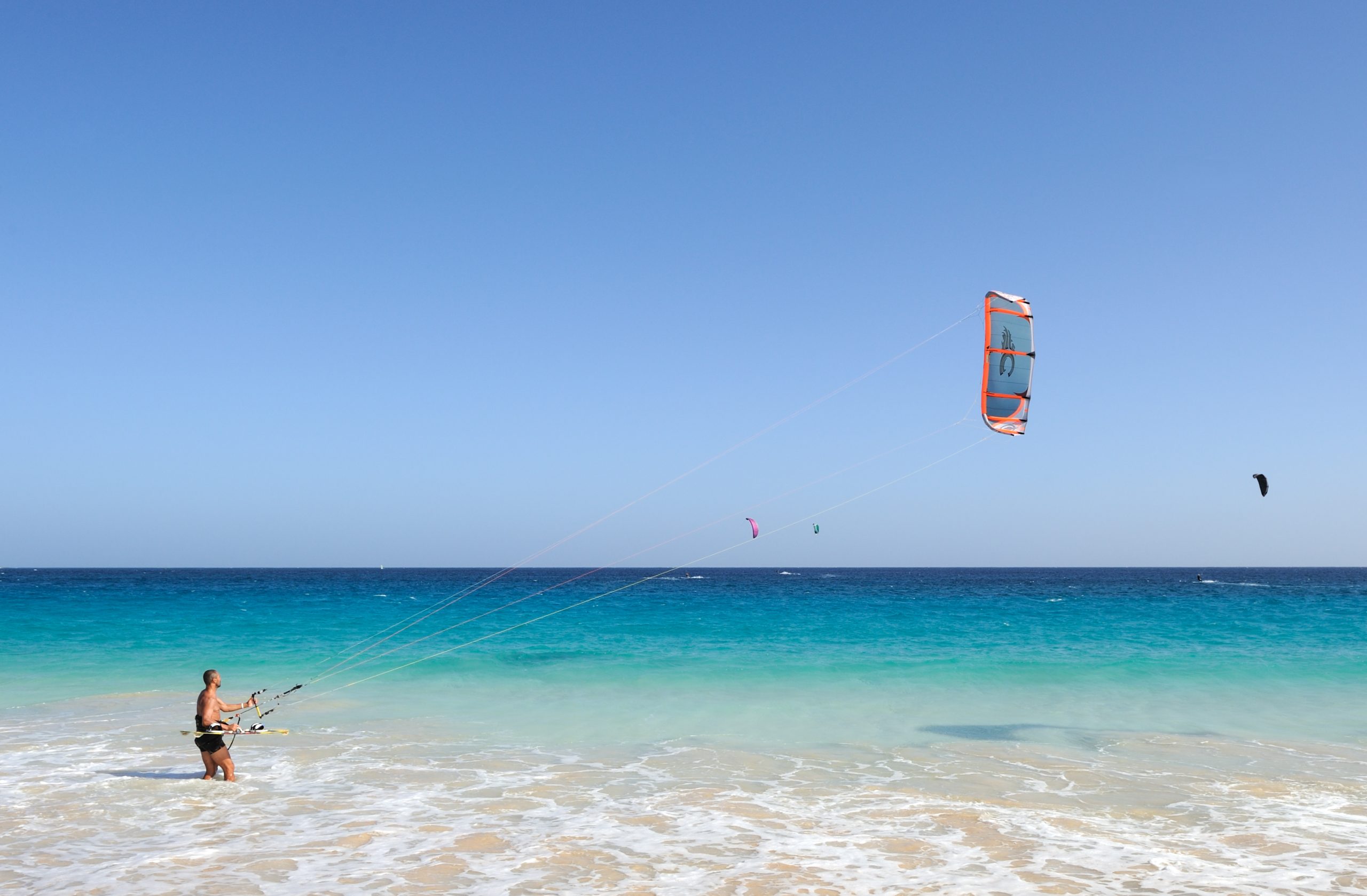 Kitesurfer am Strand auf Sal