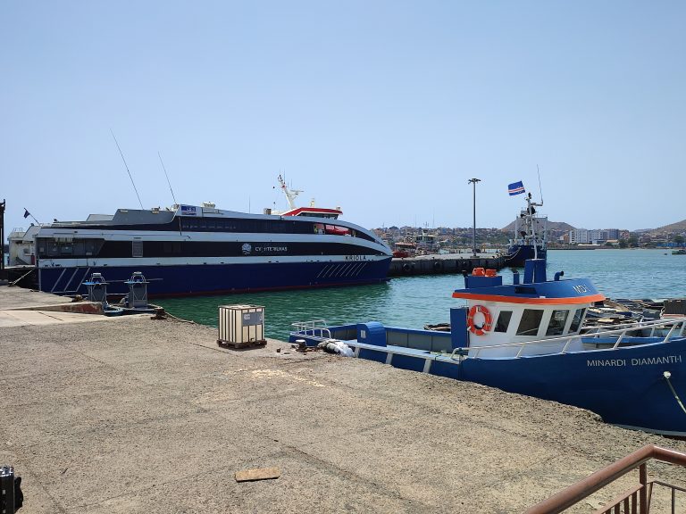 Die Kriola von CV Interilhas im Hafen von Praia auf Kap Verde