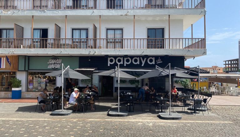 Außenansicht des Papaya Café in Santa Maria, fotografiert vom Balkon gegenüber