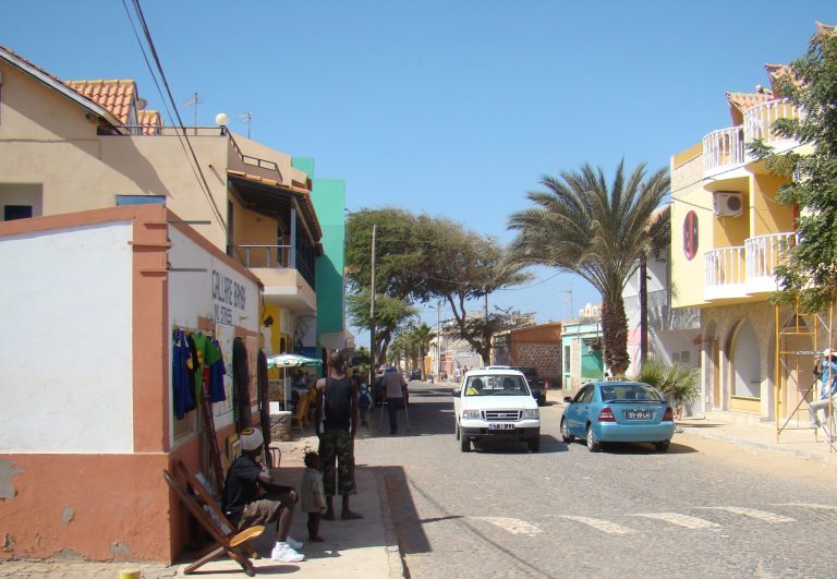 Straßenszene mit Menschen und Fahrzeugen in Santa Maria auf Sal